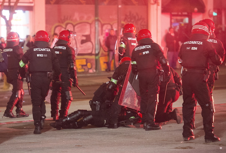 Un ertzaina ha fallecido esta noche en el Hospital de Basurto tras sufrir un infarto durante los enfrentamientos. (Luis JAUREGIALTZO / ARGAZKI PRESS)