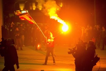 Aficionados del Spartak a su llegada a San Mamés. (Luis JAUREGIALTZO / ARGAZKI PRESS)