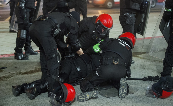 Un ertzaina es atendido en las inmediaciones de San Mamés. (Luis JAUREGIALTZO / ARGAZKI PRESS)