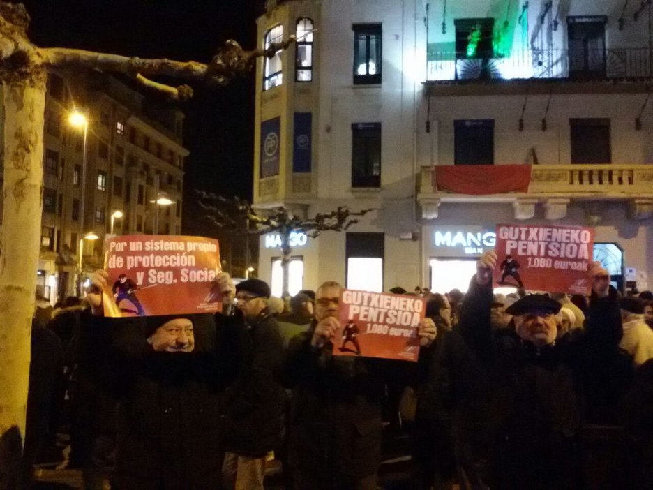 Después de cortar el tráfico en la Plaza de Merindades de Iruñea los pensionistas se han dirigido a la sede del PP. (@LABNafarroa) Después de cortar el tráfico en la Plaza de Merindades de Iruñea los pensionistas se han dirigido a la sede del PP. (@LABNafarroa)