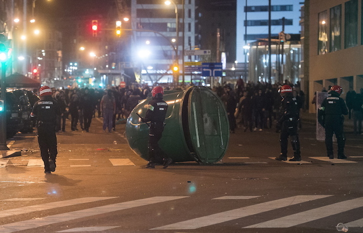 Un contenedor volcado en las incidentes de Bilbo. (Luis JAUREGIALTZO / ARGAZKI PRESS)