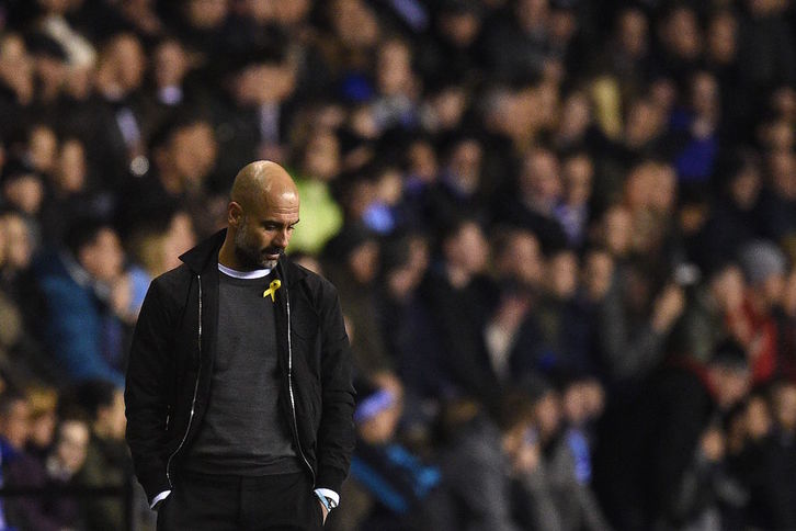 Pep Guardiola, con el lazo amarillo, en el partido que enfrentó al City con el Liverpool. (Oli SCARFF / AFP)