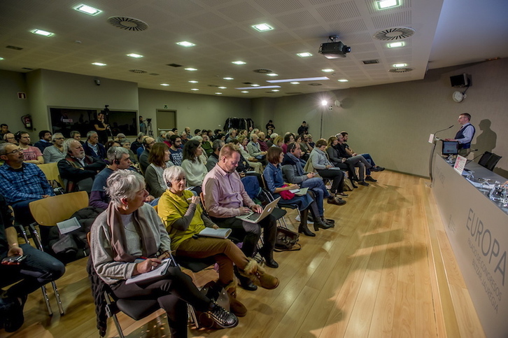 Asistentes a la conferencia organizada por el Foro Social. (Jaizki FONTANEDA/ARGAZKI PRESS)