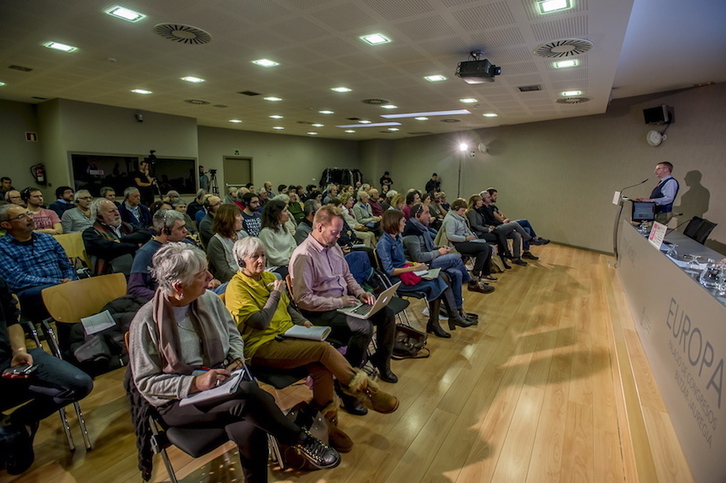 Asistentes a la conferencia organizada por el Foro Social. (Jaizki FONTANEDA/ARGAZKI PRESS)