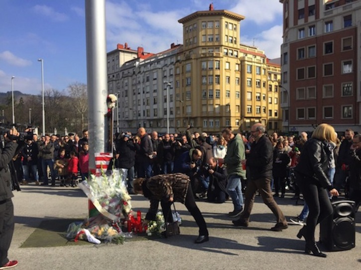 Ofrenda floral en memoria del ertzaina fallecido. (@PPdeBilbao)