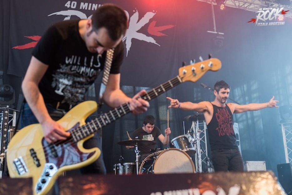 Sermond's taldea, egurrean taula gainean. (40 MINUTU ROCK)