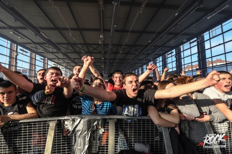 Deskontrol taldeak giro bikaina jarri du Landakon. (40 MINUTU ROCK)