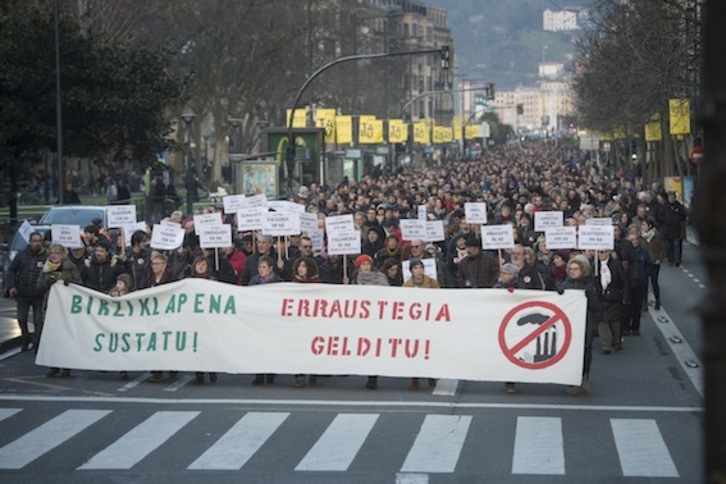 La manifestación se ha celebrado en Donostia bajo el lema ‘Erraustegia gelditu! Birziklapena sustatu!’. (Jon URBE/ARGAZKI PRESS)