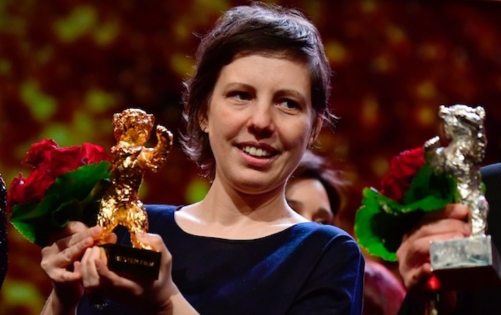 Adina Pintilie sostiene el Oso de Oro ganado gracias a su película ‘Touch me not’. (Tobias SCHWARZ/AFP)
