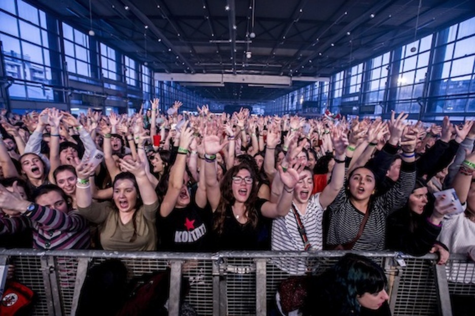 Ikusleak, eskuak dantzan. (Jaizki FONTANEDA/ARGAZKI PRESS)