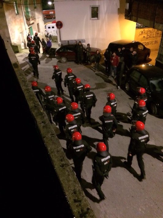Agentes de la Ertzaintza en los alrededores del local Ipar Haizea ubicado en Olabeaga. (@Antifaxismoa)