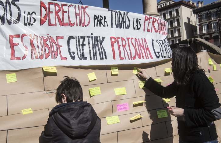 Iruñeko Gaztelu plazan egin dute protesta. (Jagoba MANTEROLA/ARGAZKI PRESS)