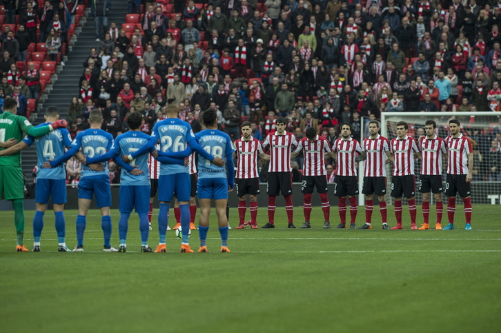 Minuto de silencio por el ertzaina fallecido por un infarto. (Marisol RAMIREZ / ARGAZKI PRESS)