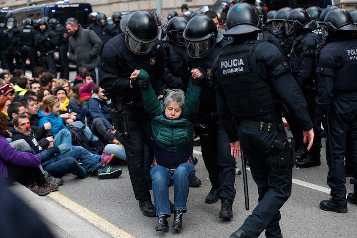 Los Mossos actuaron contra los manifestantes concentrados en Via Laietana. (Pau BARRENA / AFP)