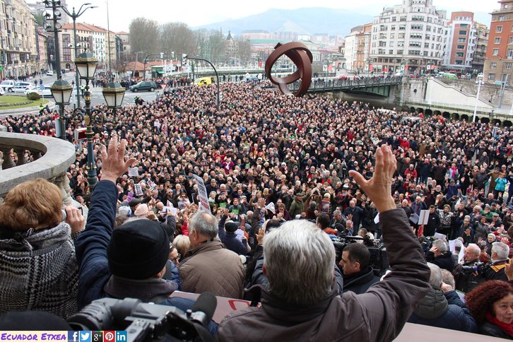 Pensionistas este lunes ante el Ayuntamiento de Bilbo. (@EcuadorEtxea)