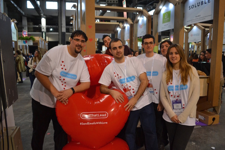 El equipo de FindThatLead, que ha llenado el recinto con pegatinas de sus corazones. (Nagore BELASTEGI)