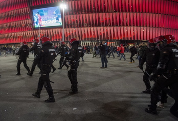 Ertzainas desplegados en la explanada de San Mamés en los incidentes en el Athletic-Spartak. (Luis JAUREGIALTZO / ARGAZKI PRESS)
