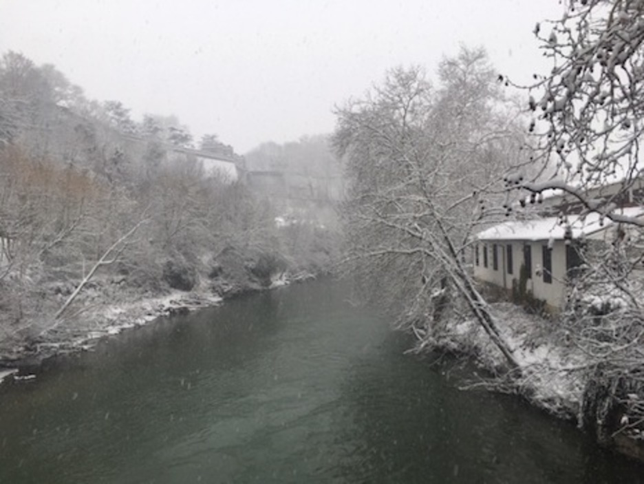 La nieve cubre las orillas de Arga a su paso por la capital.