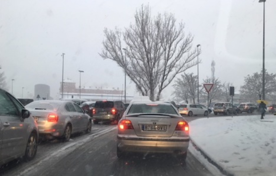 La rotonda de Cuatrovientos ha sido uno de los puntos donde se han registrado atascos.