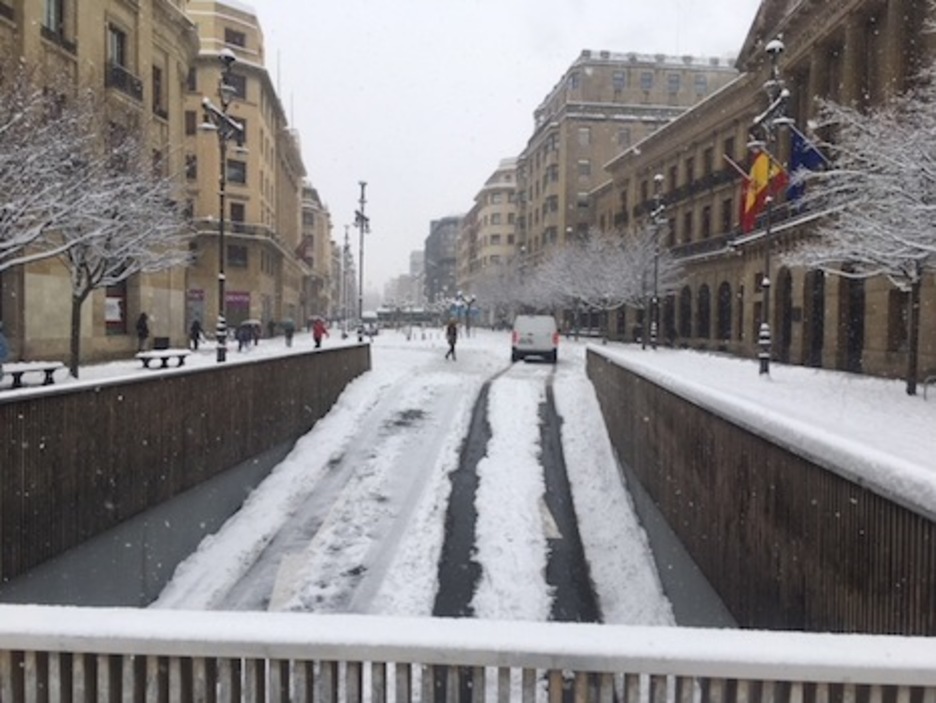 La nieve cubre la avenida de Carlos III.