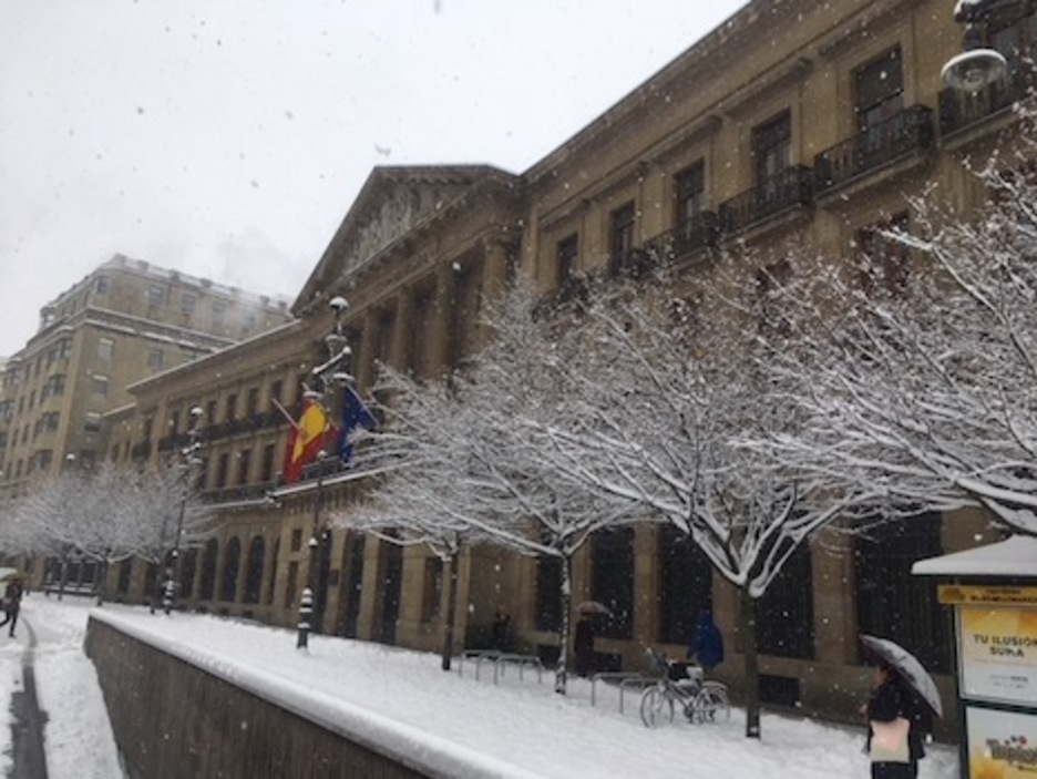 El palacio de Diputación, con la nieve poniendo la nota blanca.