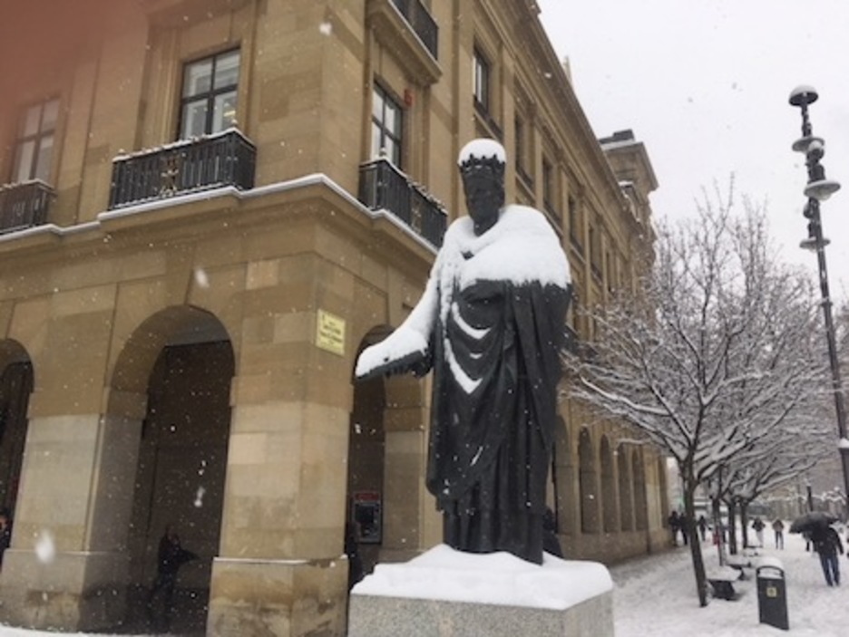 La estatua de Carlos III, cubierta por un manto blanco.