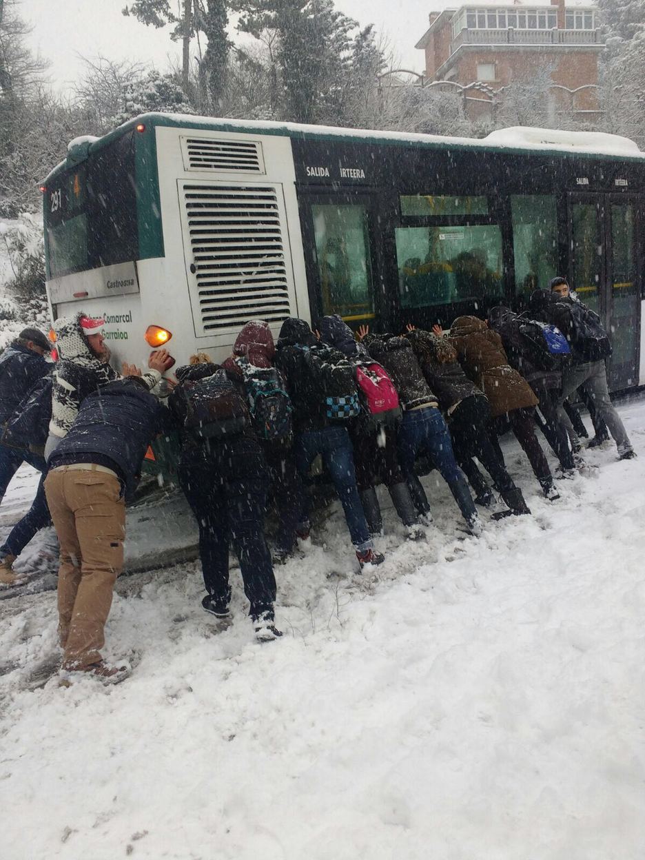 Herritarrak, billabesari bultz egiten, sareetan bolo-bolo dabilen irudia.