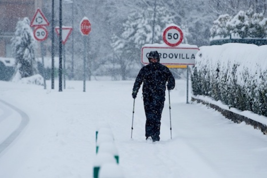 Un caminante desafía la nevada. (Iñigo URIZ/ARGAZKI PRESS) Un caminante desafía la nevada. (Iñigo URIZ/ARGAZKI PRESS)