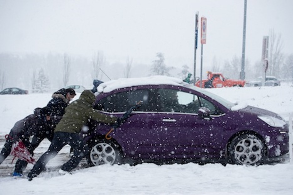 Varias personas empujan un vehículo atrapado en la nieve. (Iñigo URIZ/ARGAZKI PRESS) Varias personas empujan un vehículo atrapado en la nieve. (Iñigo URIZ/ARGAZKI PRESS)
