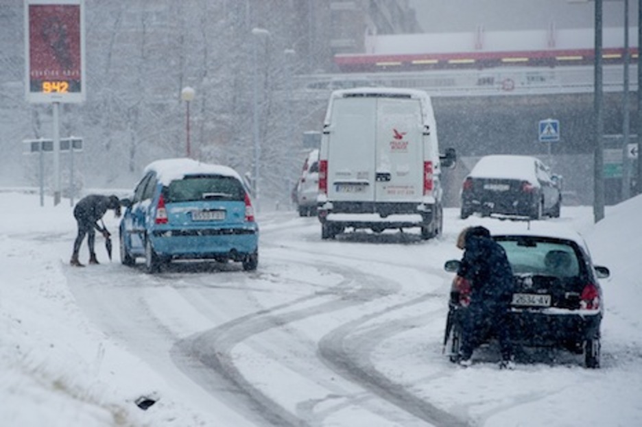 Coches atascados en el manto blanco. (Iñigo URIZ/ARGAZKI PRESS) Coches atascados en el manto blanco. (Iñigo URIZ/ARGAZKI PRESS)