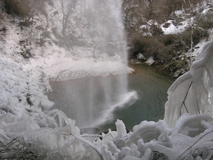 La cascada de Aizpun (valle de Goñi) se heló parcialmente en 2005. (FOTOGRAFÍAS: Iñaki VIGOR)
