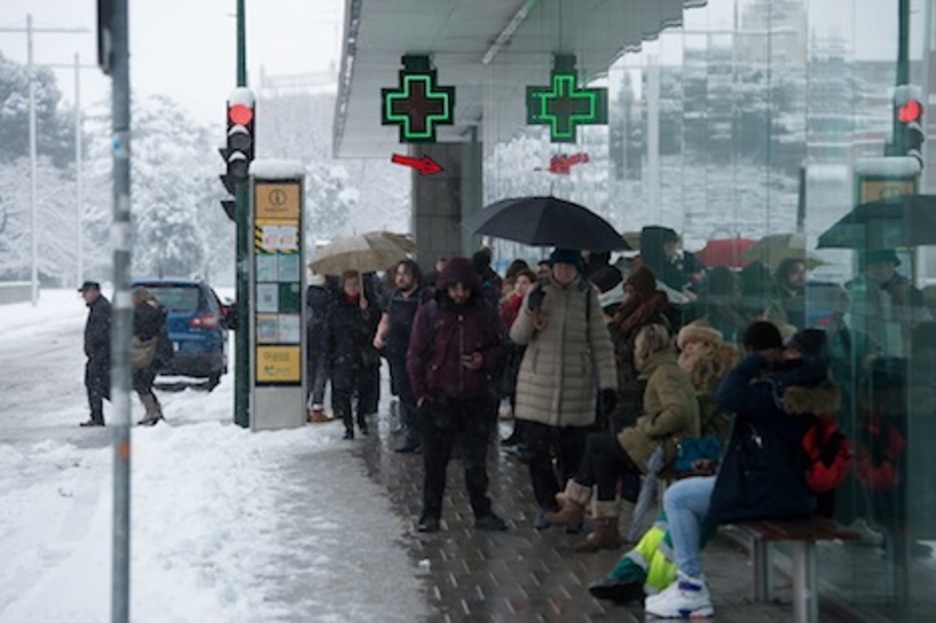 Esperando la villavesa en medio del temporal de nieve. Esperando la villavesa en medio del temporal de nieve.