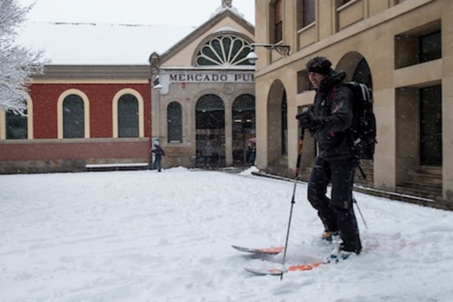 Otro esquiador demuestras sus habilidades en la cuesta de Santo Domingo. (Iñigo URIZ/ARGAZKI PRESS)