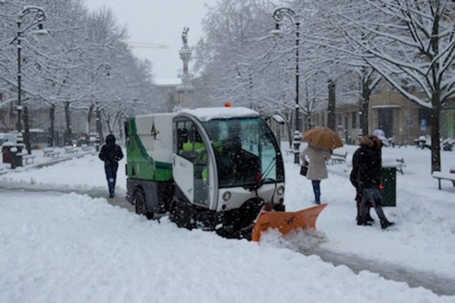 Un pequeño quitanieves abre camino a los viandantes en el paseo de Sarasate. (Iñigo URIZ/ARGAZKI PRESS) Un pequeño quitanieves abre camino a los viandantes en el paseo de Sarasate. (Iñigo URIZ/ARGAZKI PRESS)