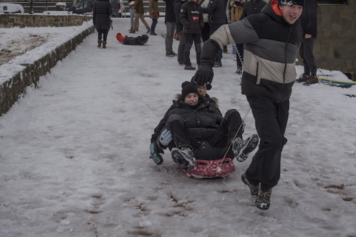 Los alumnos que se han quedado sin clase no han desaprovechado la oportunidad de jugar con la nieve. (Gorka RUBIO/ARGAZKI PRESS)