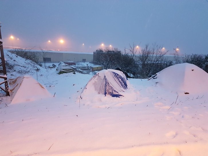 Tiendas de campaña bajo la nieve, esta mañana. (Mugak Zabaldu)