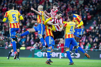 Los rojiblancos San José y Aduriz pugnan con la defensa del Valencia. (Luis JAUREGIALTZO / ARGAZKI PRESS)