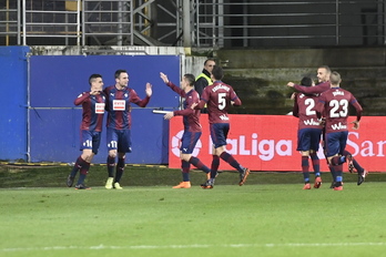 Los jugadores del Eibar celebran el único gol del partido. (Gorka RUBIO / ARGAZKI PRESS)