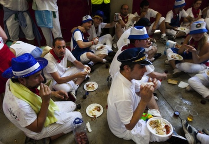 Típica merienda sanferminera en la plaza de toros de Iruñea. (ARGAZKI PRESS)