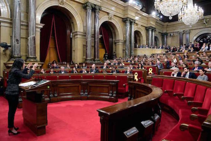La líder de Ciudadanos en el Parlament, Inés Arrimadas, dirigiéndose al pleno. (Lluís GENÉ/AFP)