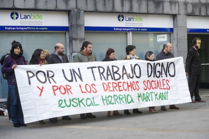 Protesta realizada el pasado lunes frente a la sede de Lanbide en Barakaldo. (Marisol RAMIREZ / ARGAZKI PRESS)