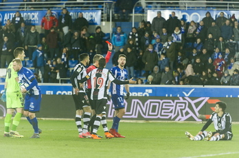El Alavés se ha visto en superioridad numérica desde el minuto 30. (Juanan RUIZ / ARGAZKI PRESS)