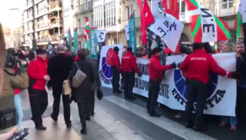 Ertzainas protestan frente al Parlamento de Gasteiz.