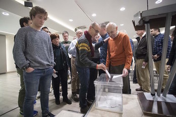 Votación en la asamblea de Osasuna. (@CAOsasuna)