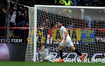 Franco Vázquez se dispone a celebrar el segundo gol mientras Kepa mira impotente el balón. (CRISTINA QUICLER / AFP)