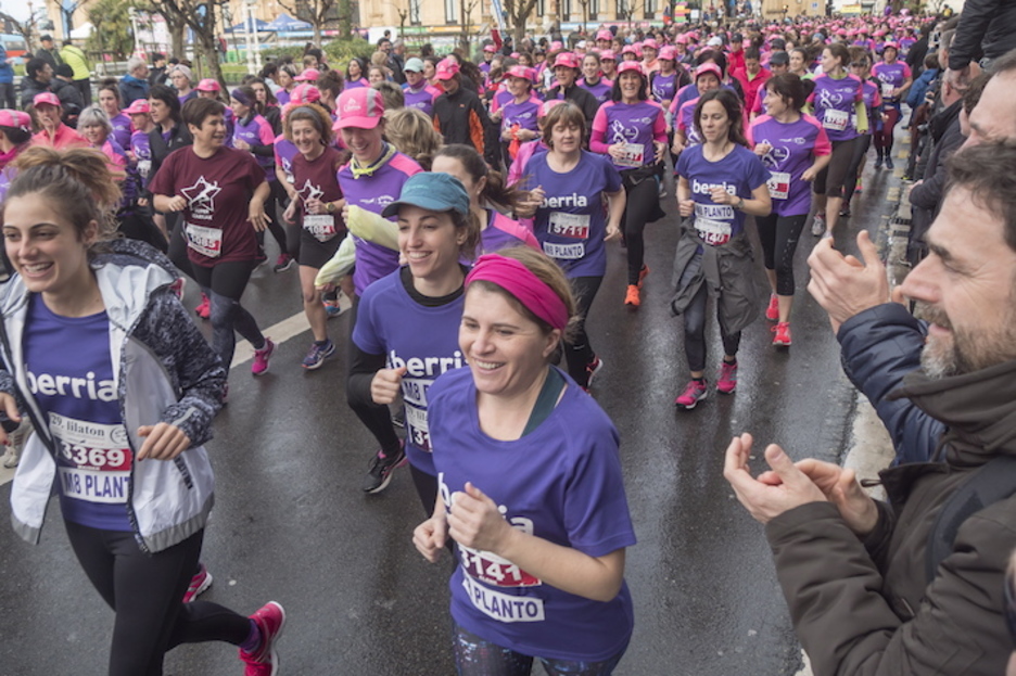 Emakumeak erdigunean, gizonak bazterrean. (Andoni CANELLADA/ARGAZKI PRESS)