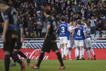 Realeko jokalariak, Hector Morenoren gola ospatzen. (Juan Carlos RUIZ/ARGAZKI PRESS)