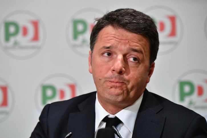 El líder del Partido Democrático (PD), Matteo Renzi, en la comparecencia en la que ha anunciado su dimisión. (Alberto PIZZOLI/AFP)