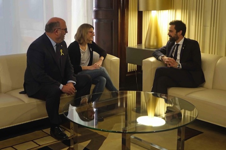 El presidente del Parlament, Roger Torrent, en su reunión con Elsa Artadi y Eduard Pujol, de JxCat. (@parlamentcat)