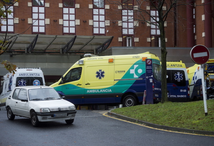 Ambulancias en el exterior del hospital de Basurto. (Luis JAUREGIALTZO / ARGAZKI PRESS)